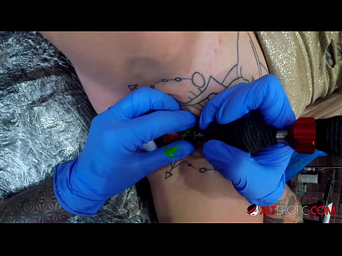 ❤️ Tsis tshua muaj tattooed hottie Sully Savage tau txais tattoo ntawm nws clitoris ❤ Fucking video ntawm porn hmn.fitorganic.top ❌ Ib
